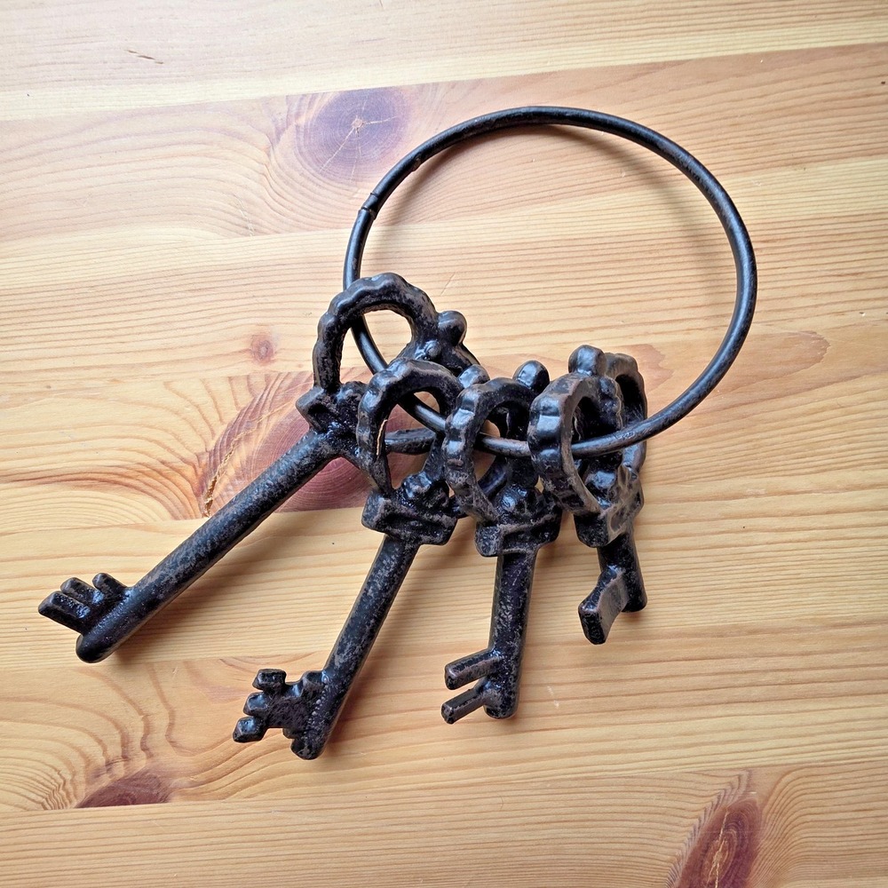 Vintage Style Cast Iron Skeleton Keys Set Rustic Gothic Decor Prop Lg  Key Ring